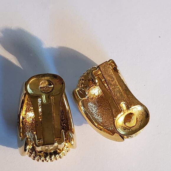 Vintage Gold tone metal chunky slip on earrings 1" Excellent condition - Picture 6 of 7